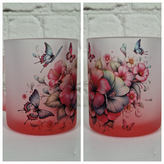Tasse aus satiniertem Glas mit Farbverlauf, floralen Motiven und Schmetterlingen in Rosa und Pastell