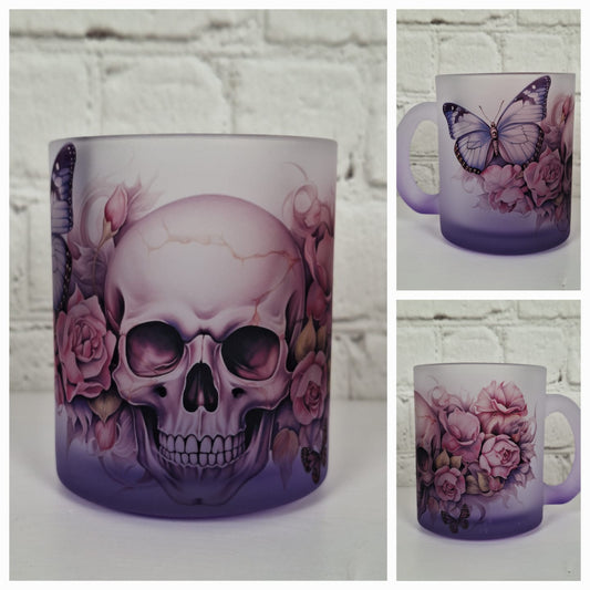 Glastasse mit Totenkopf, Rosen & Schmetterlingen – satinierte Tasse mit Farbverlauf – 300 ml – Gothic Floral Design