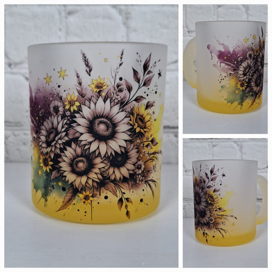 Tasse aus satiniertem Glas mit Sonnenblumenmotiv, gelbem Farbverlauf und bordeauxfarbenen Akzenten mit Sternen