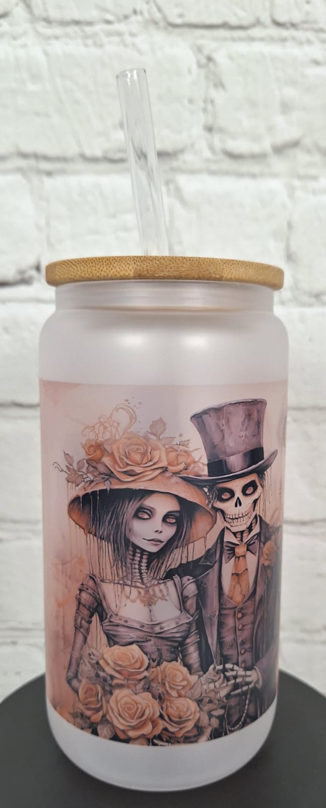 Steampunk Glas mit Skelett & Rosen – 550 ml satiniertes Trinkglas mit Bambusdeckel & Glastrinkhalm | Gothic Style | Sublimiert & Wiederverwendbar