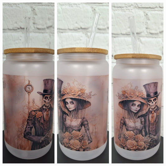 Steampunk Glas mit Skelett & Rosen – 550 ml satiniertes Trinkglas mit Bambusdeckel & Glastrinkhalm | Gothic Style | Sublimiert & Wiederverwendbar