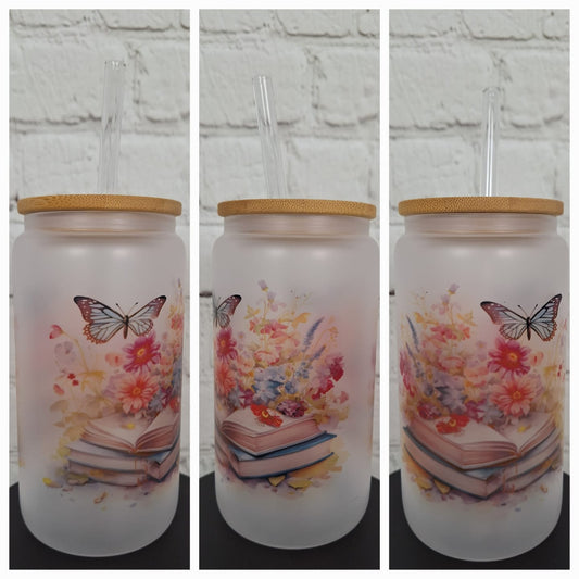Glas mit Blumen & Büchern – Satiniertes Trinkglas 550 ml mit Bambusdeckel & Glastrinkhalm | Romantisches Design | Sublimiert & Wiederverwendbar