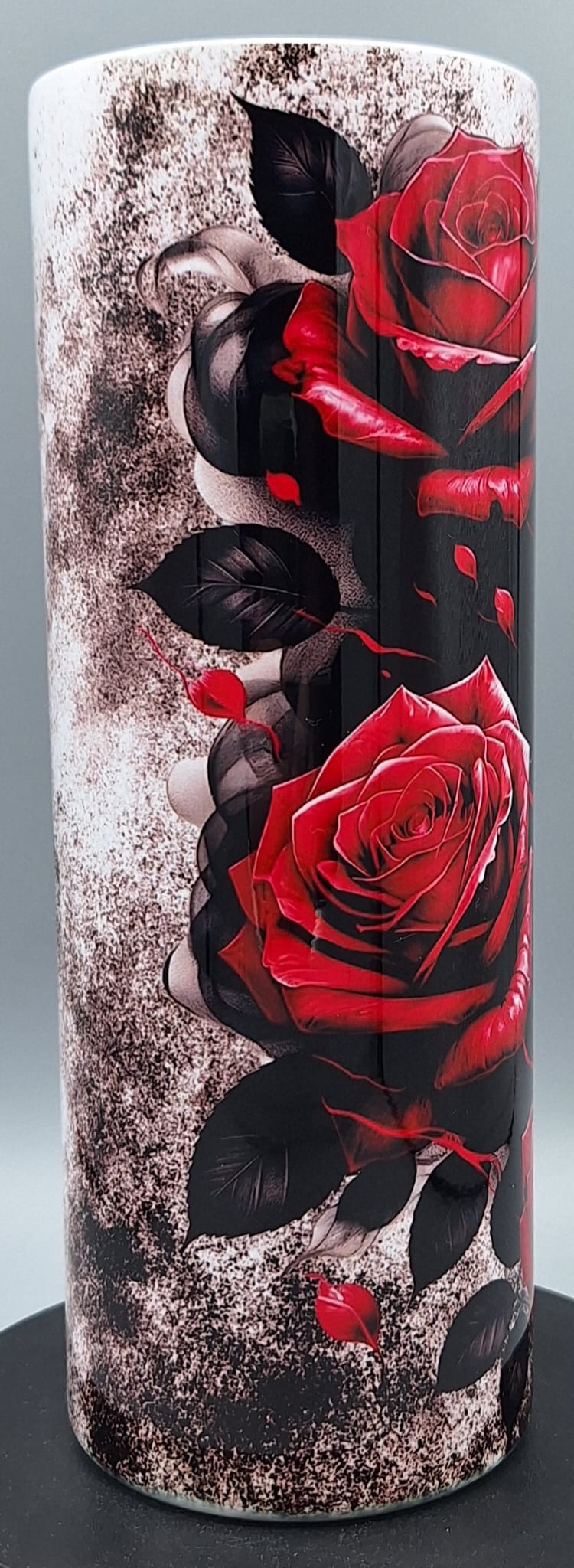 Doppelwandiger Edelstahl Tumbler 20oz – Skull & Roses Design (Handveredelt)