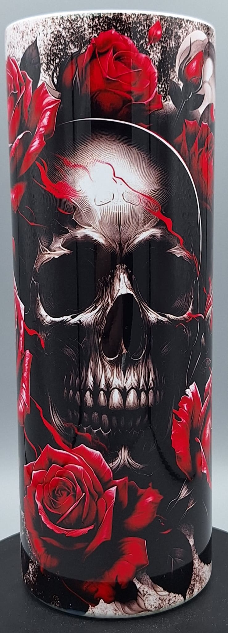 Doppelwandiger Edelstahl Tumbler 20oz – Skull & Roses Design (Handveredelt)