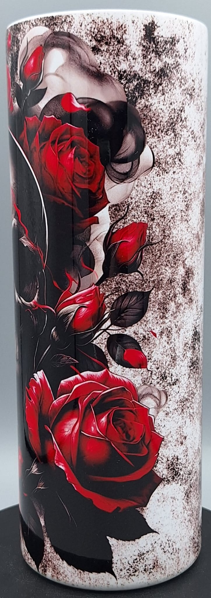 Doppelwandiger Edelstahl Tumbler 20oz – Skull & Roses Design (Handveredelt)