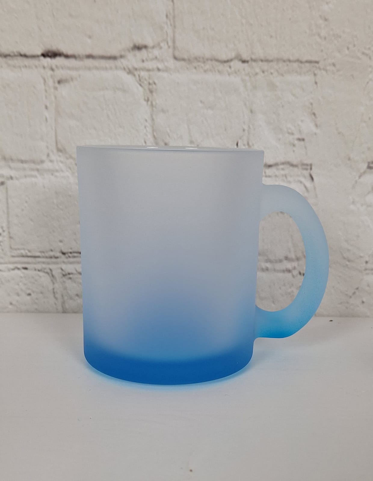 Satinierte Glastasse mit Farbverlauf in Blau – individuell mit Wunschmotiv bedruckt