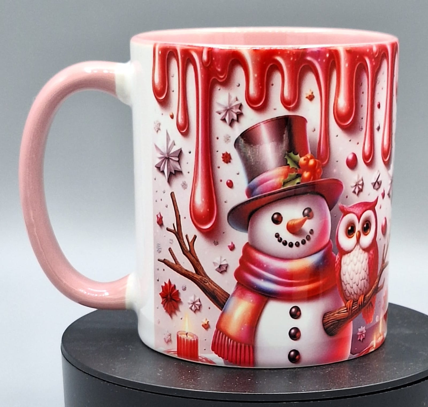 Rosa Keramikbecher mit Schneemann-Motiv